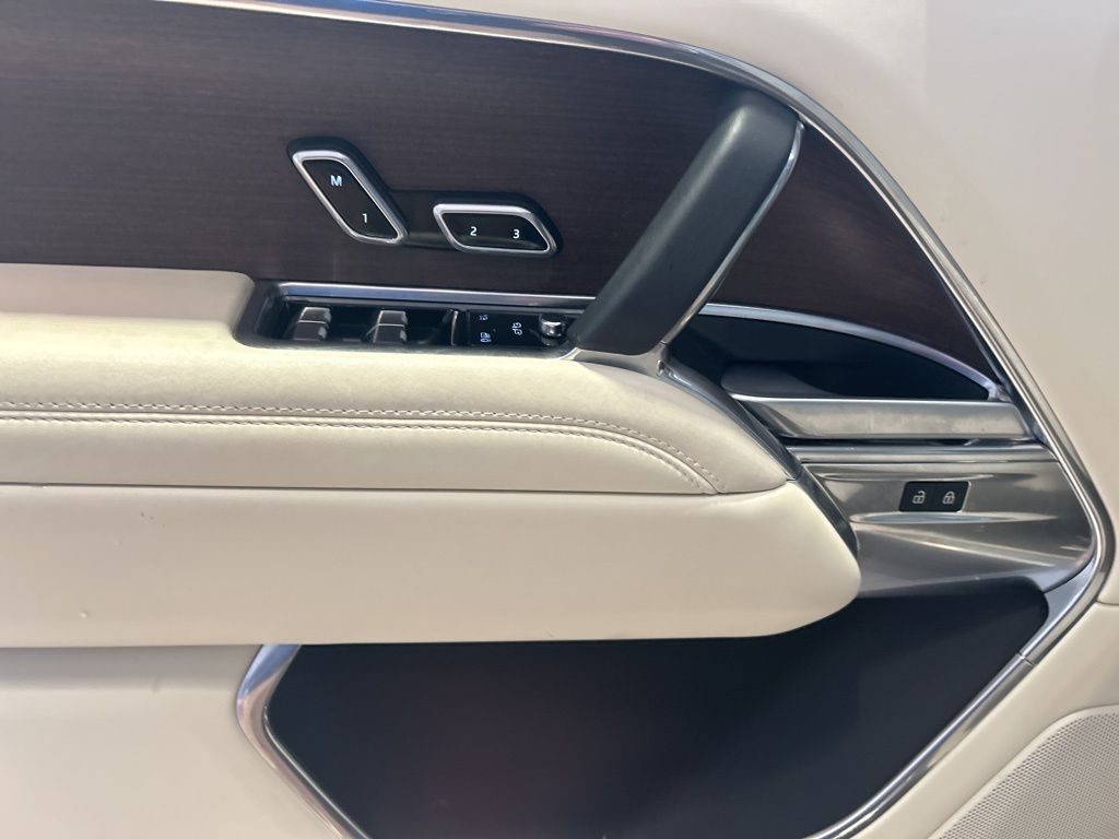 2024 Land Rover Range Rover SE photo 2