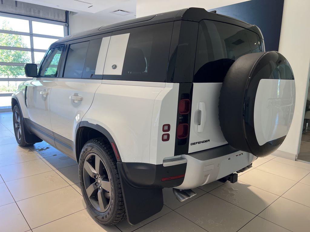 2024 Land Rover Defender 110 SE photo 2