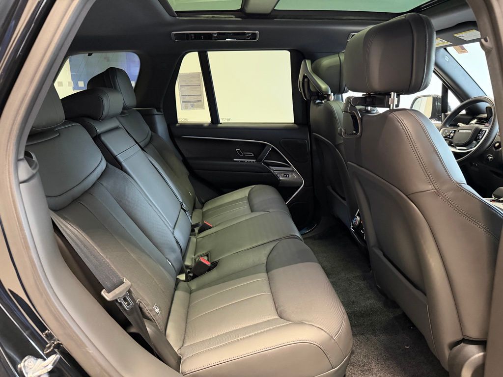 2025 Land Rover Range Rover SE - Photo 12