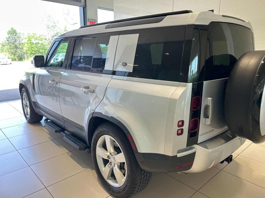2024 Land Rover Defender 110 S photo 2
