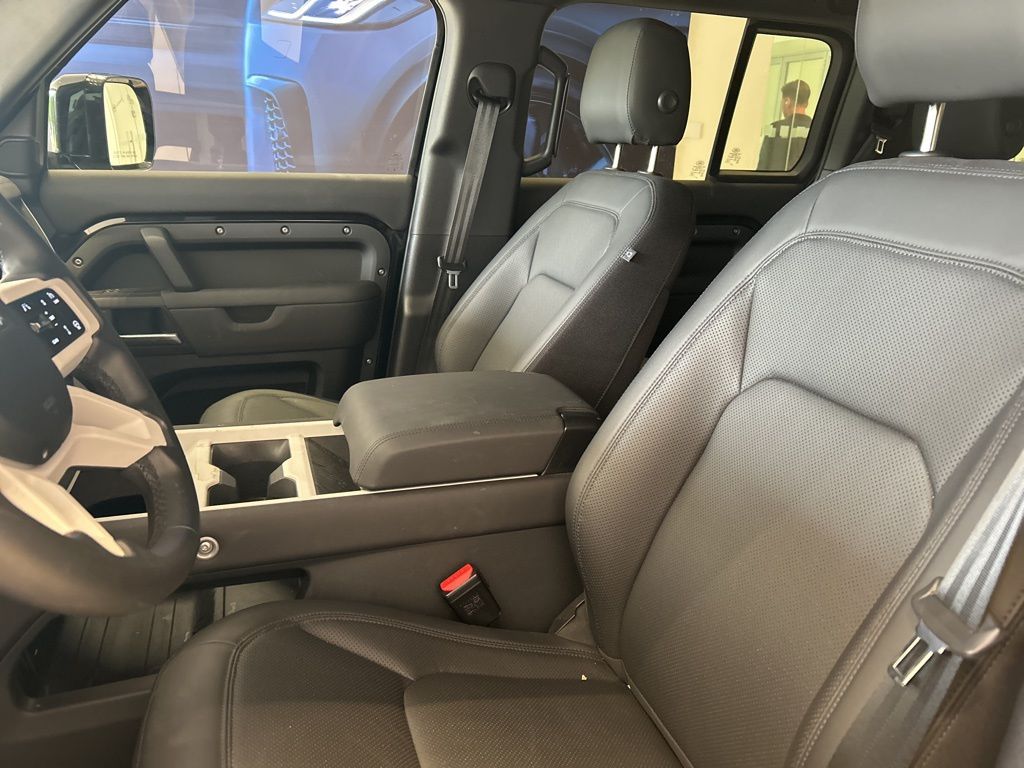 2025 Land Rover Defender 110 S photo 3
