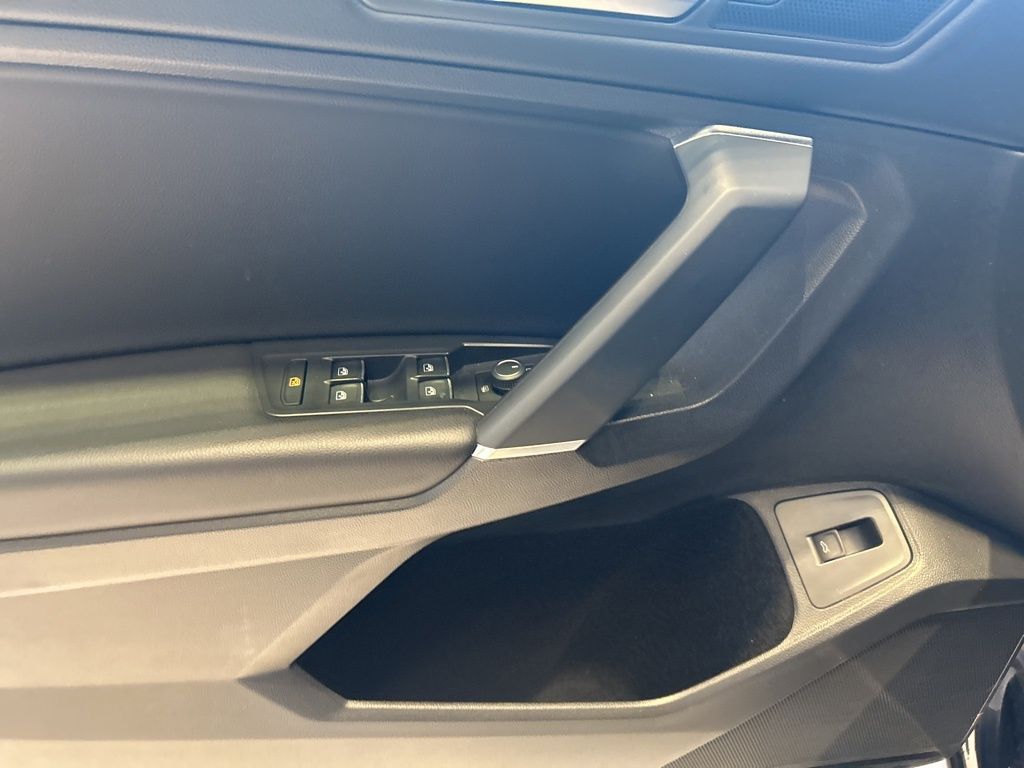 2020 Volkswagen Tiguan SEL photo 2