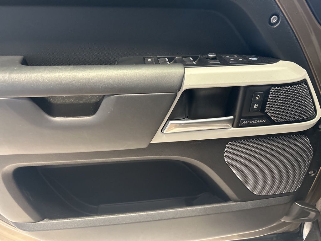 2020 Land Rover Defender 110 HSE photo 3