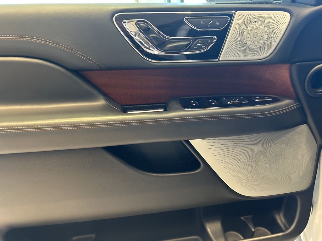 2023 Lincoln Navigator Black Label photo 2