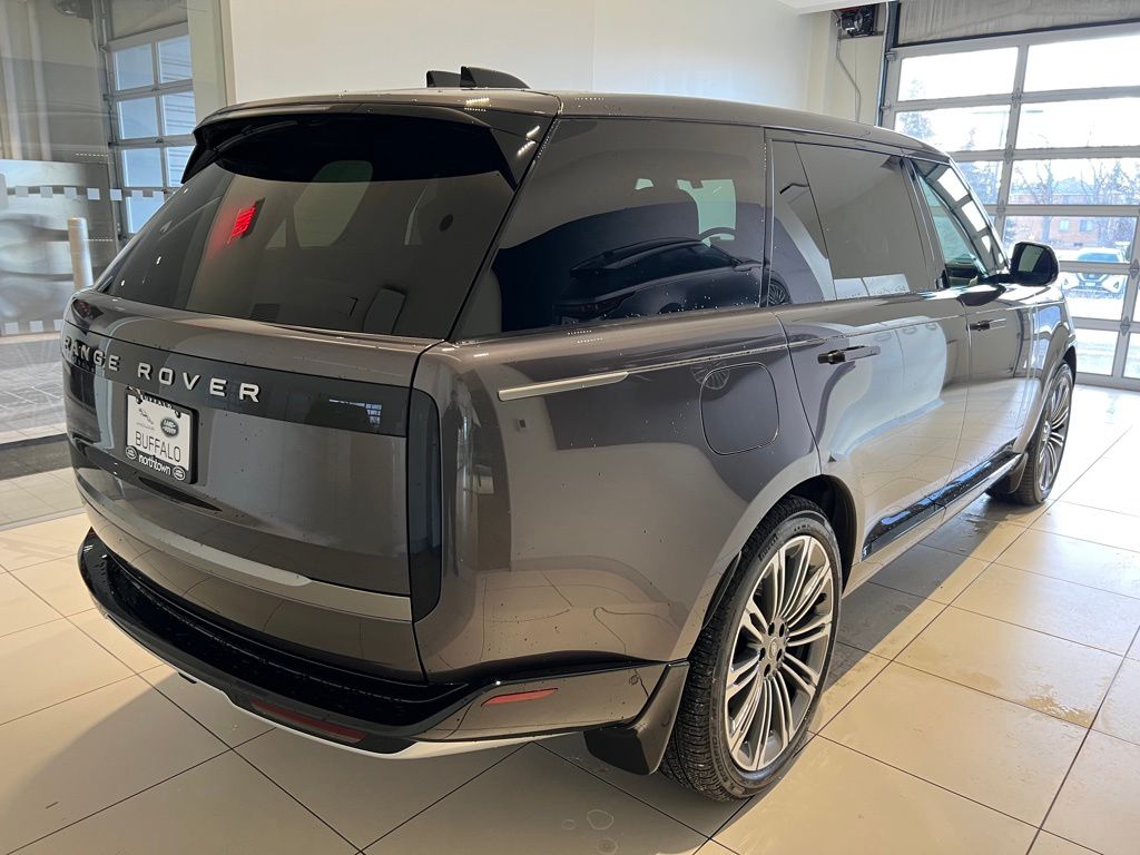 2025 Land Rover Range Rover SE photo 4