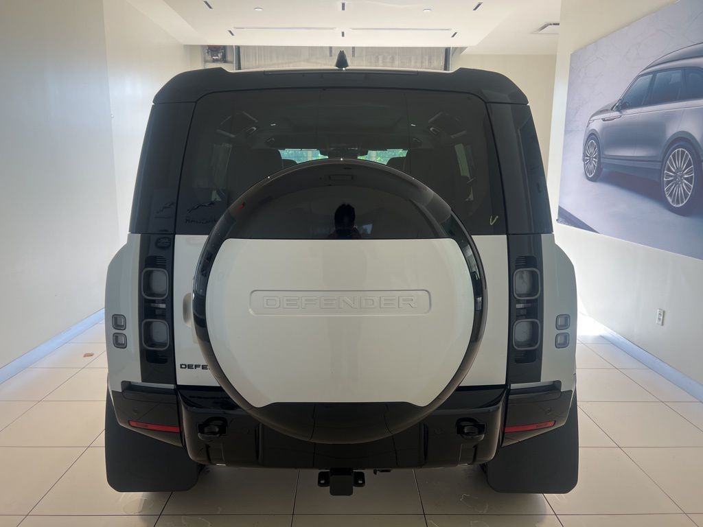2024 Land Rover Defender 110 X photo 3