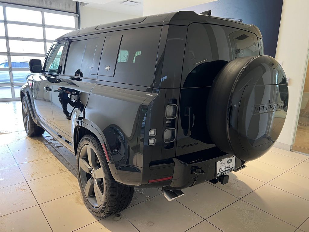 2024 Land Rover Defender 110 photo 2