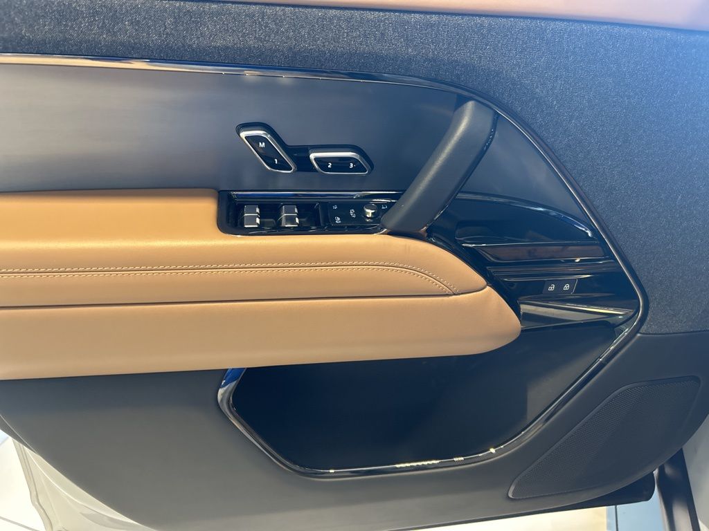 2025 Land Rover Range Rover Sport SE photo 3