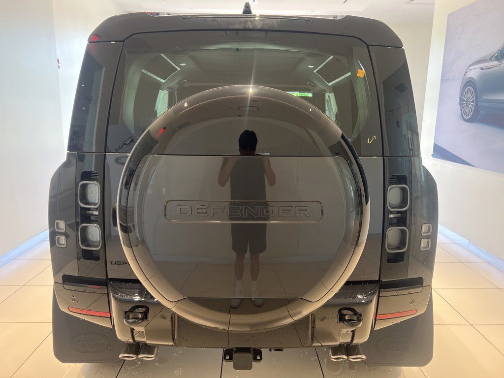 2024 Land Rover Defender 90 V8 photo 2