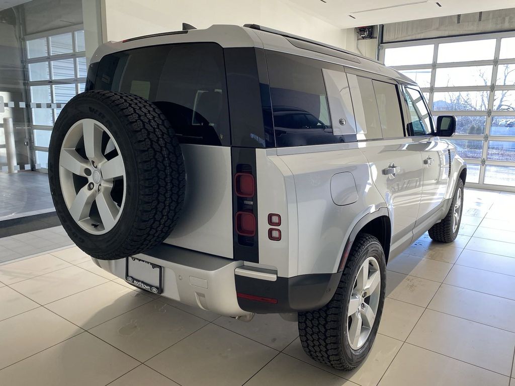 2024 Land Rover Defender 110 S photo 4