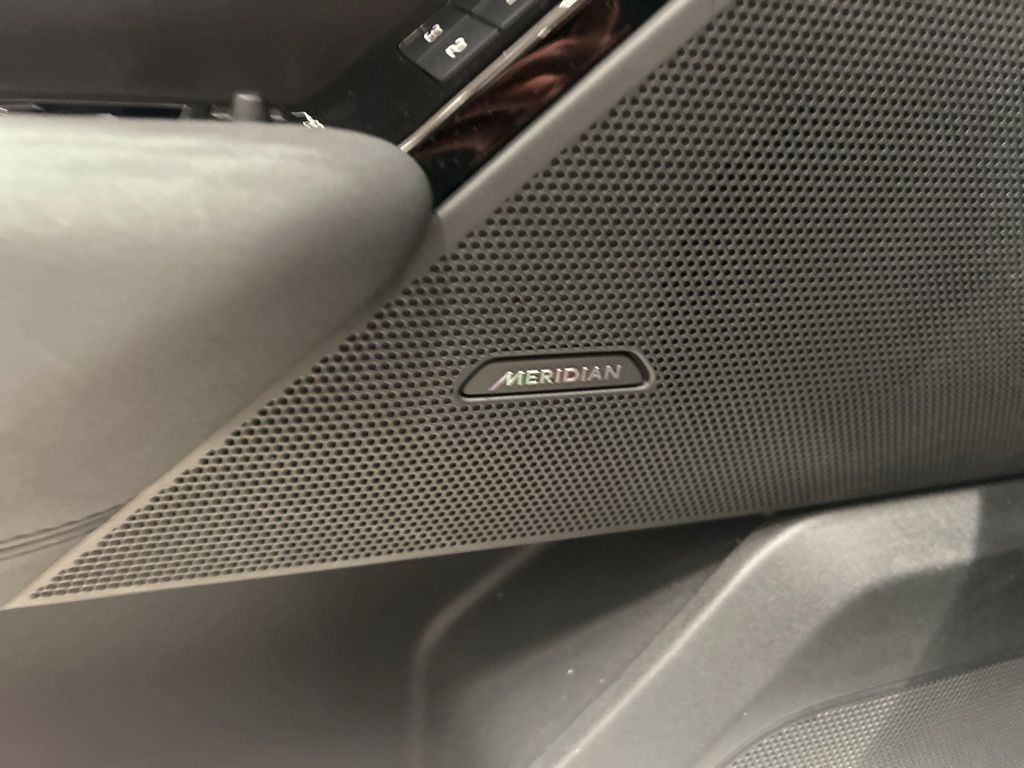 2025 Land Rover Range Rover Velar SE photo 3