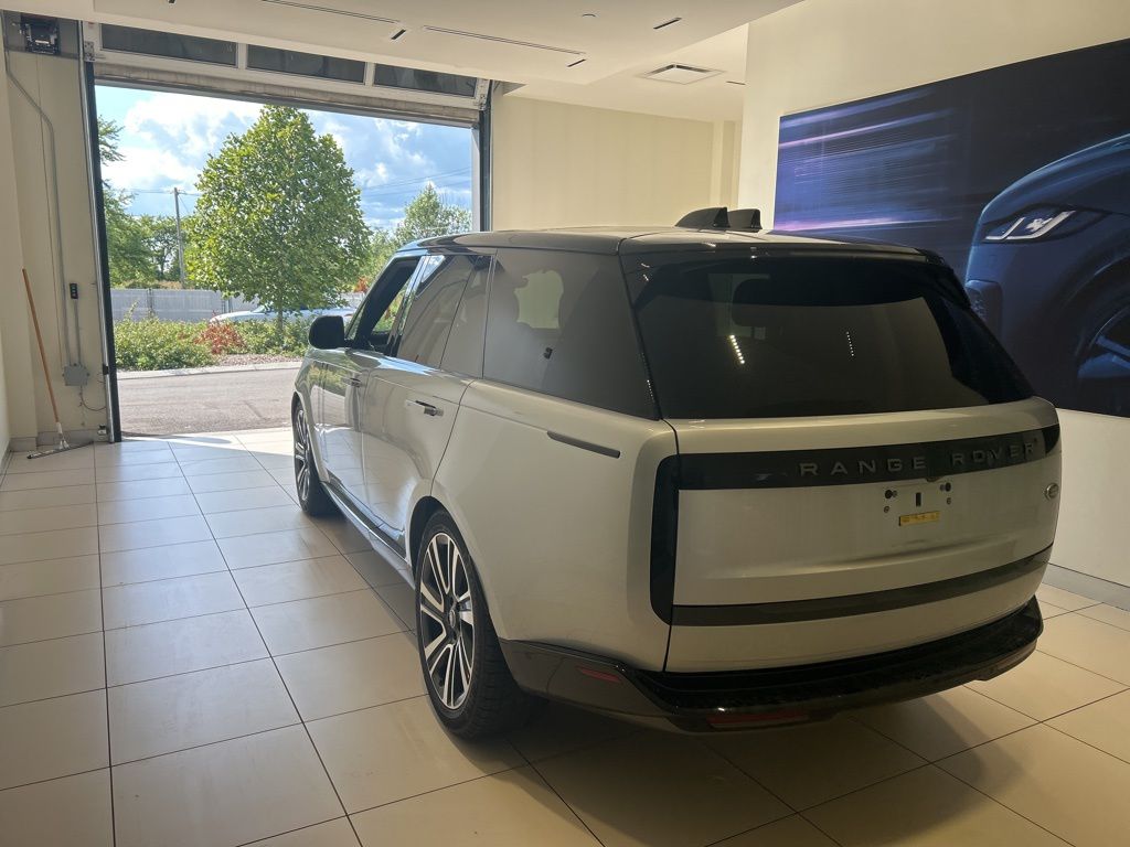 2023 Land Rover Range Rover SE photo 2