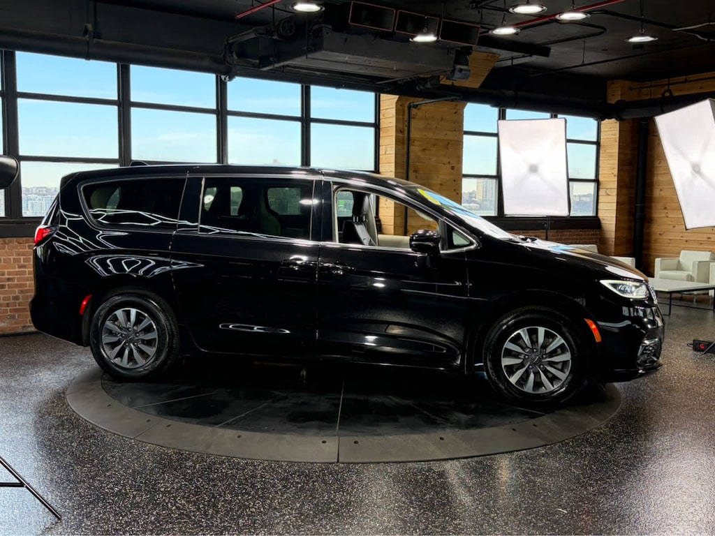 Used 2024 Chrysler Pacifica Hybrid Select FWD