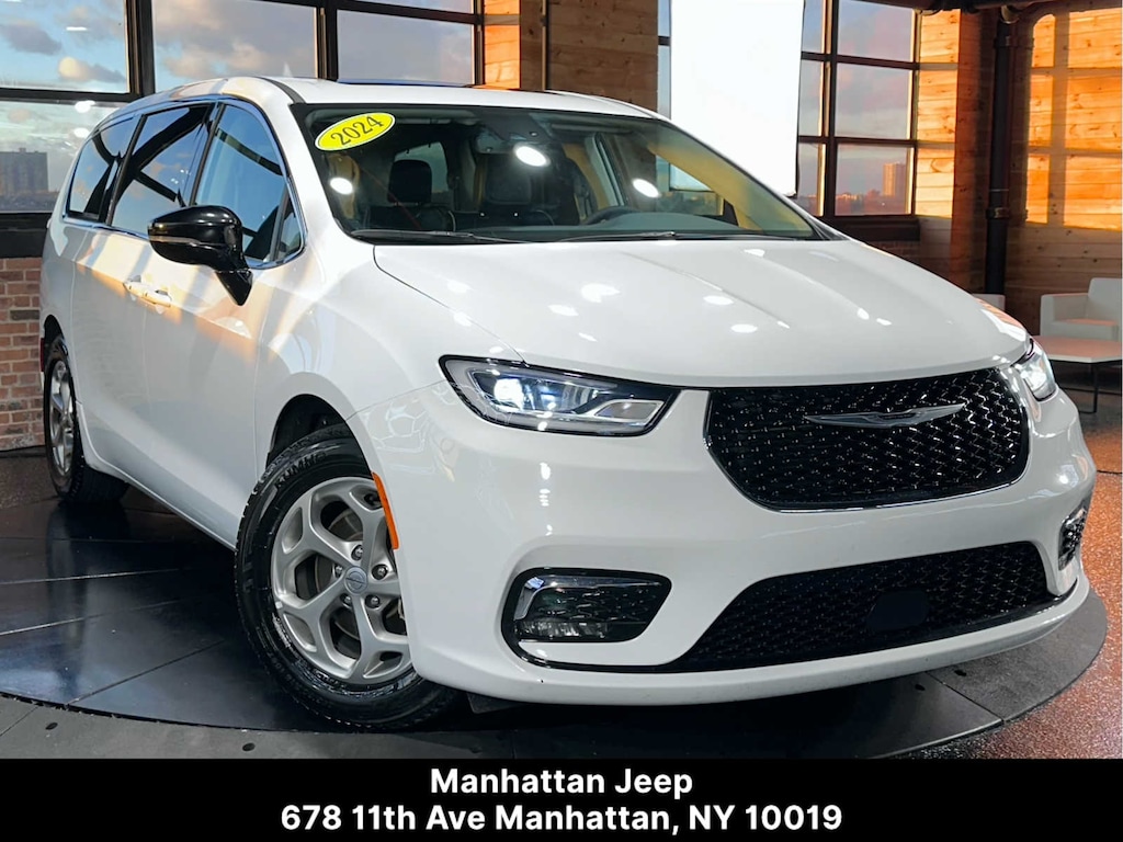 Used 2024 Chrysler Pacifica Limited FWD