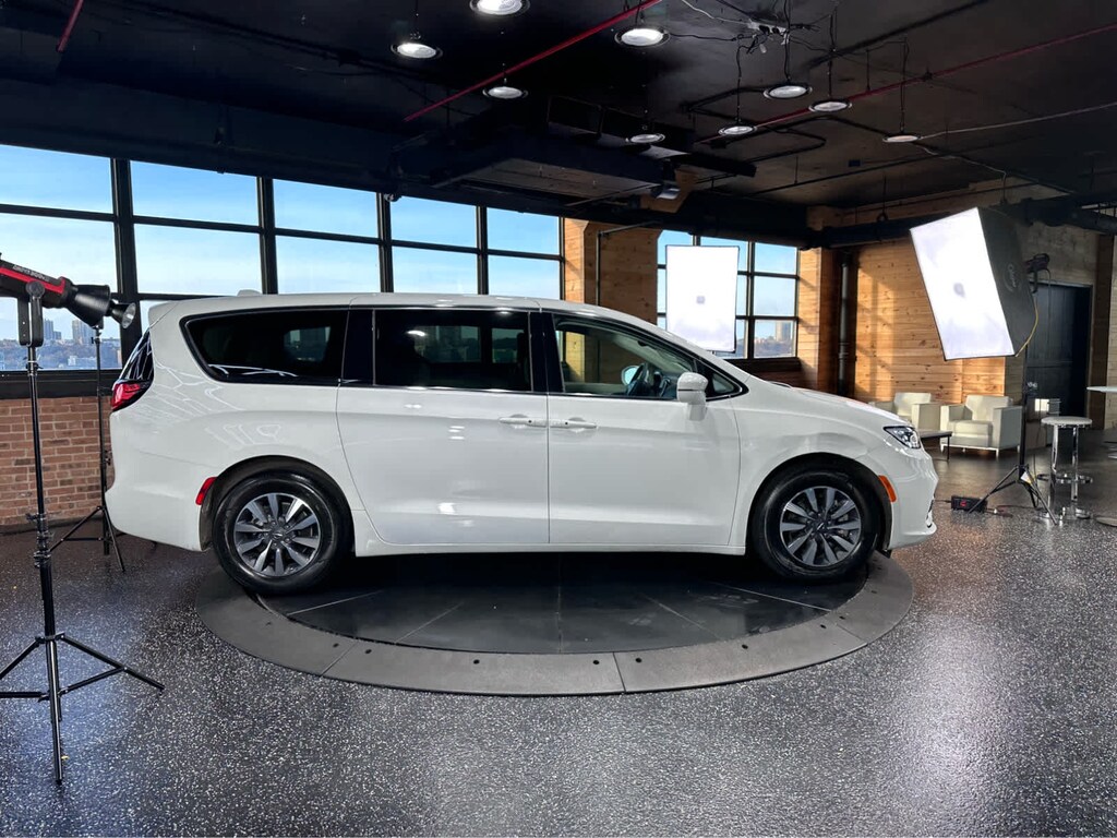 Used 2022 Chrysler Pacifica Hybrid Touring L FWD