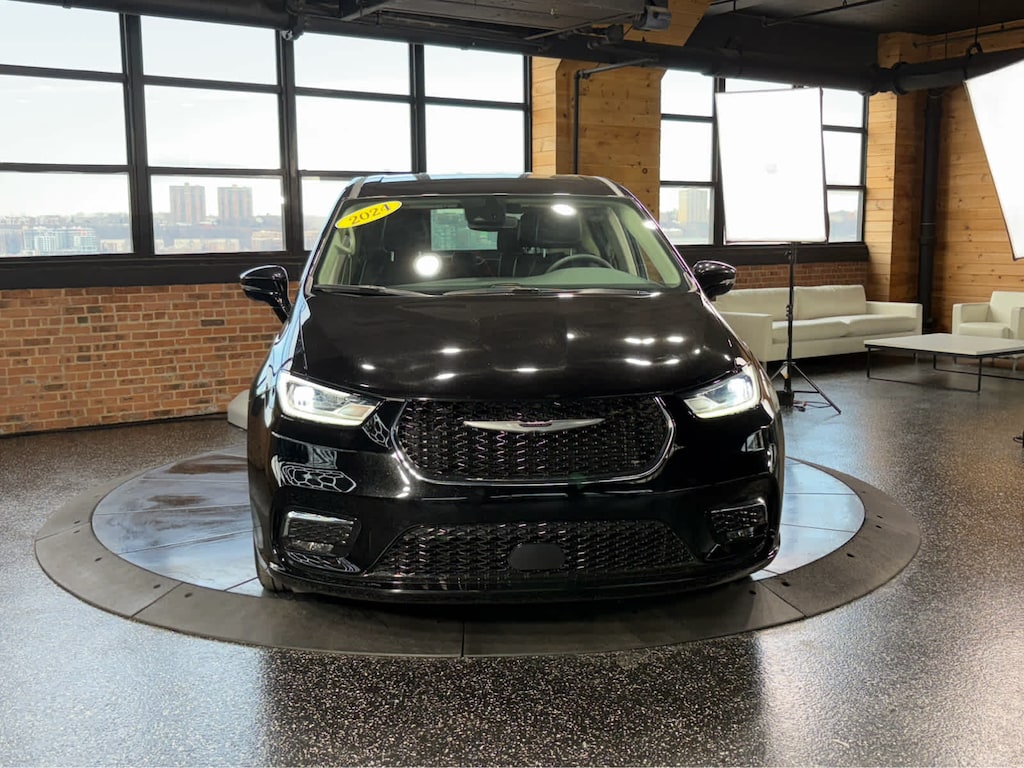 Used 2024 Chrysler Pacifica Hybrid Select FWD