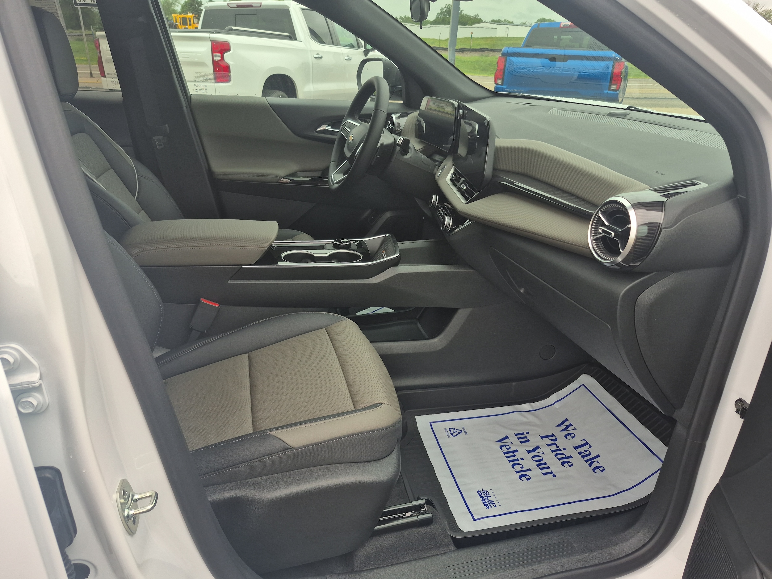 2027 Chevrolet Equinox LT - Photo 24