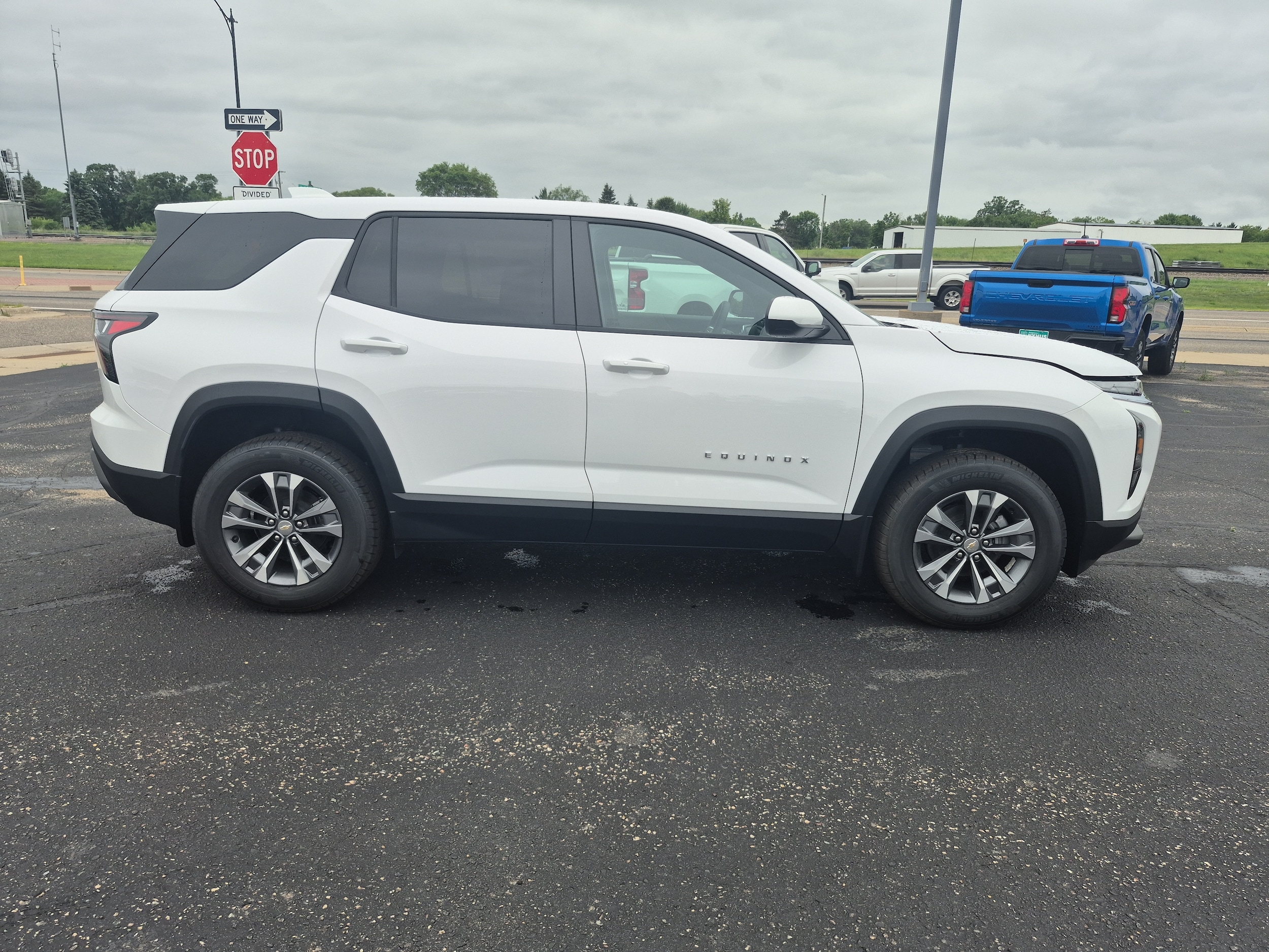 2027 Chevrolet Equinox LT - Photo 4
