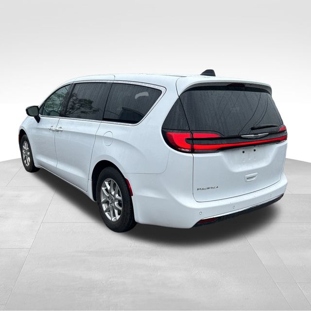 2024 Chrysler Pacifica Touring L photo 2