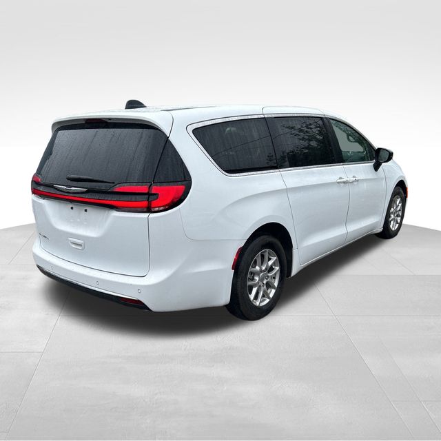 2024 Chrysler Pacifica Touring L photo 3