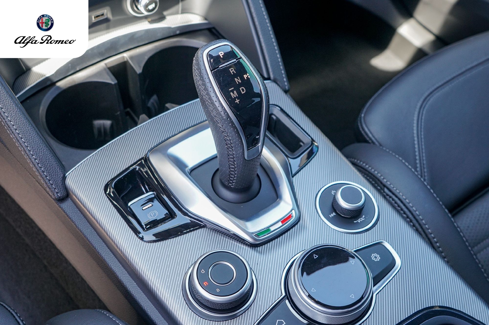 2025 Alfa Romeo Stelvio Base - Photo 23