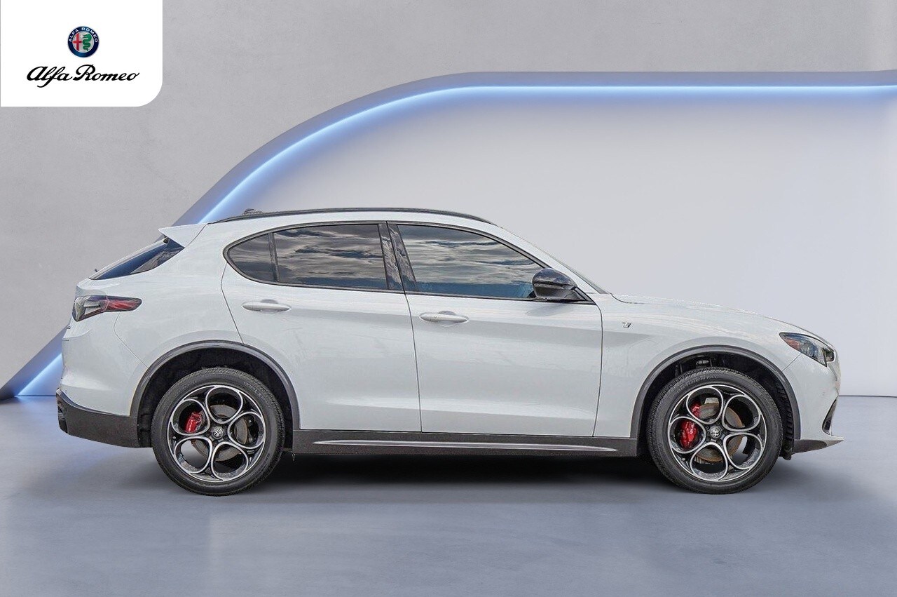 2024 Alfa Romeo Stelvio Ti Sport photo 4