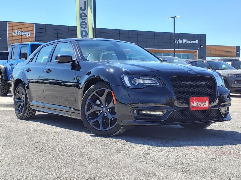 Used 2023 Chrysler 300 Touring L with VIN 2C3CCADG7PH707060 for sale in Killeen, TX