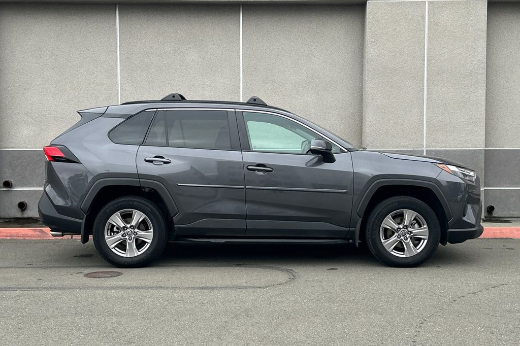 2023 Toyota RAV4 XLE photo 2