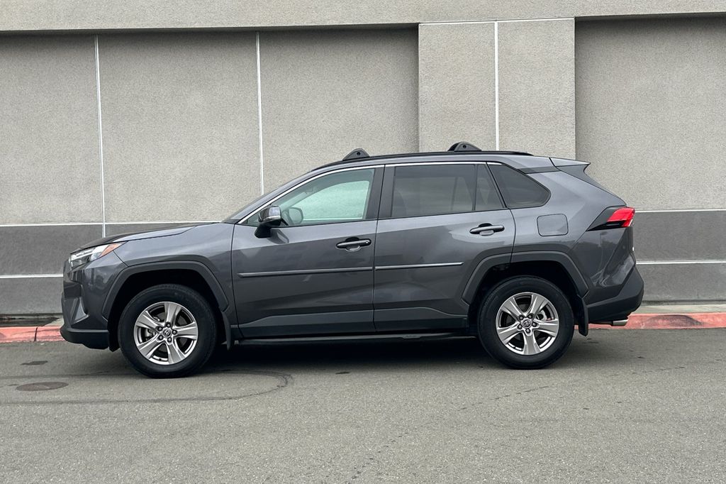 2023 Toyota RAV4 XLE photo 6