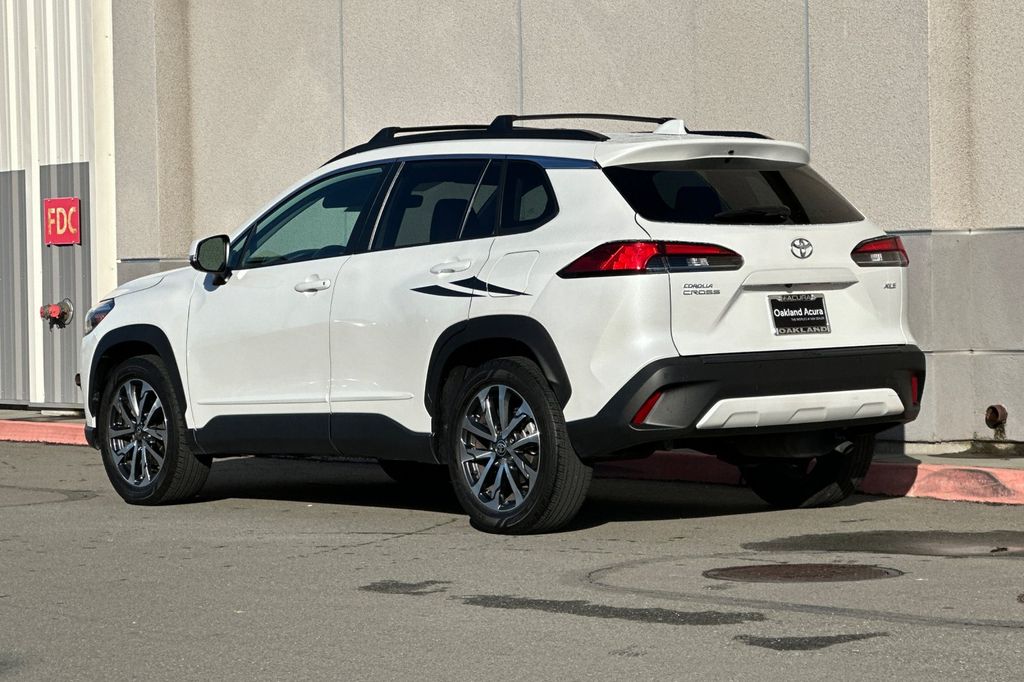 2023 Toyota Corolla Cross XLE photo 5