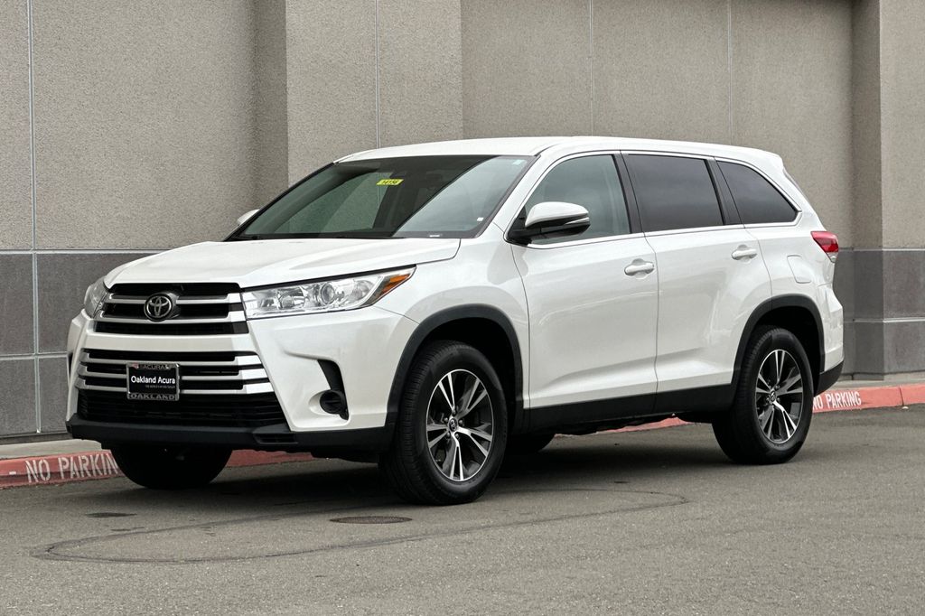 2019 Toyota Highlander LE photo 3