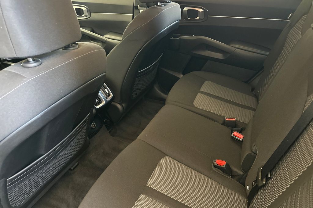 2025 Kia Sorento LX - Photo 12