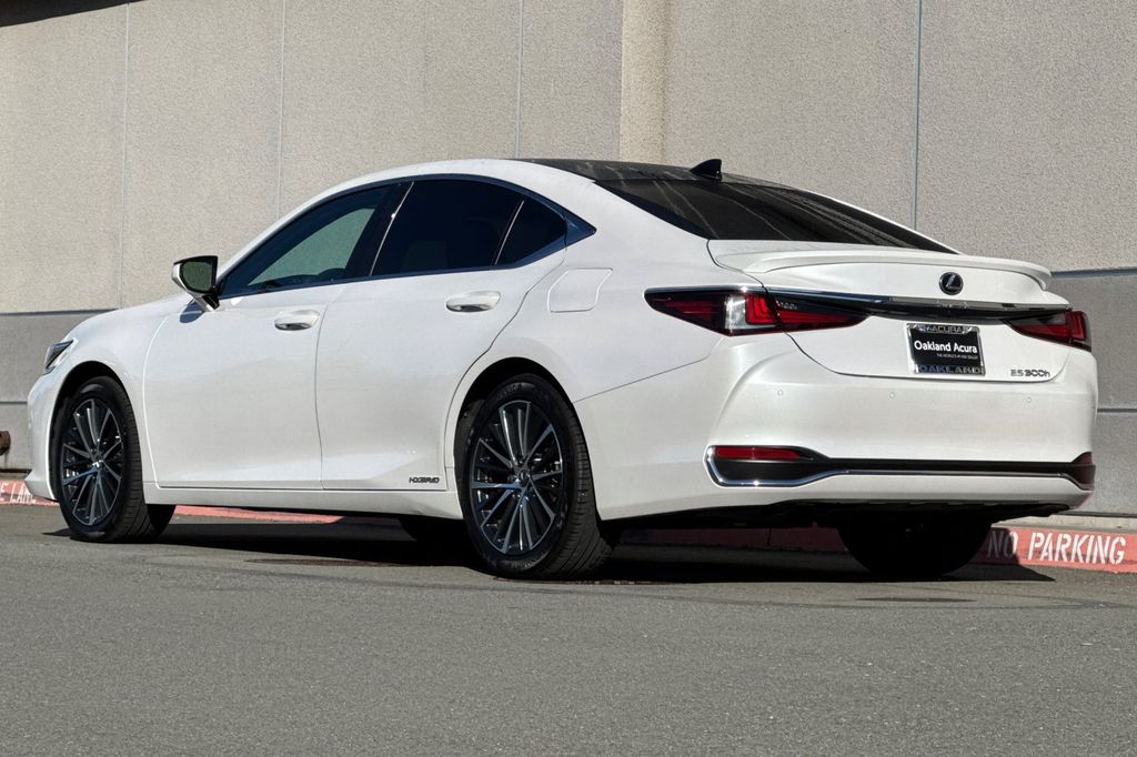 2022 LEXUS ES 300h photo 5