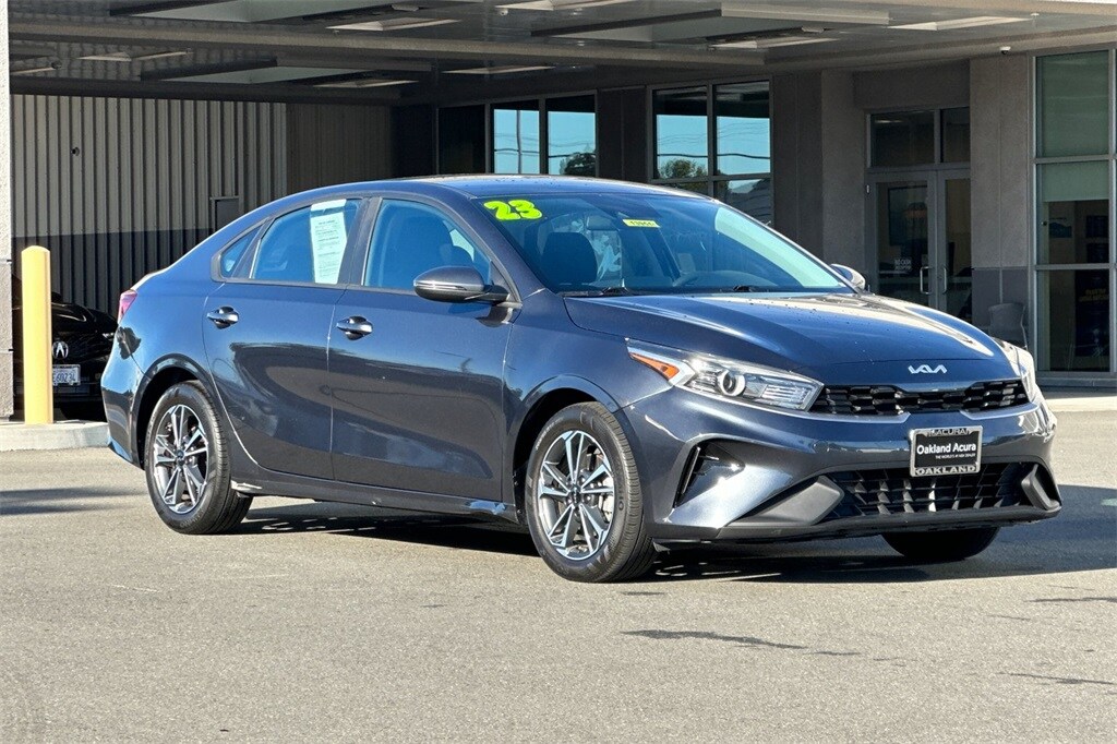 2023 Kia Forte LXS photo 2