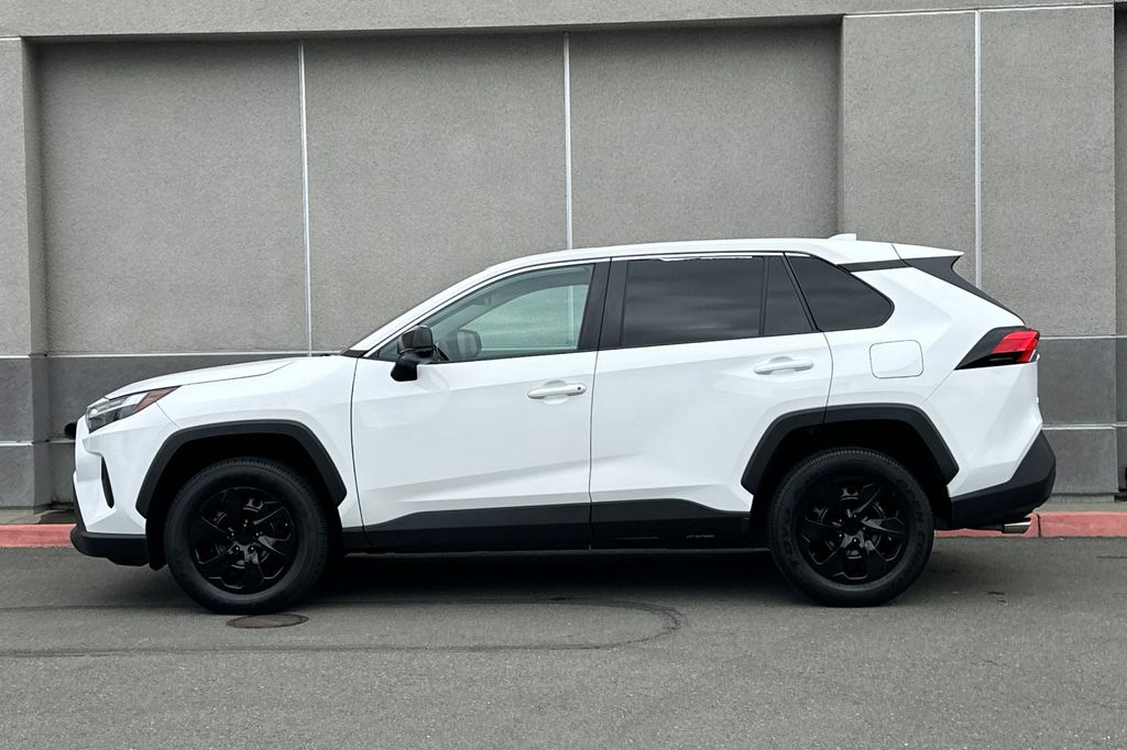 2023 Toyota RAV4 LE photo 6
