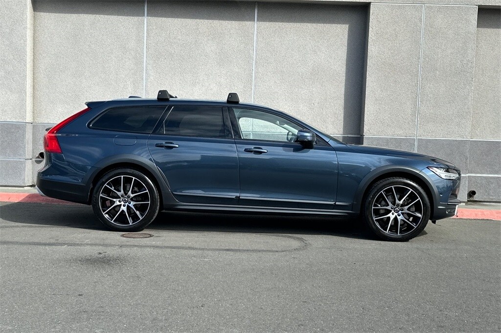 2020 Volvo V90 Cross Country T6 AWD photo 3