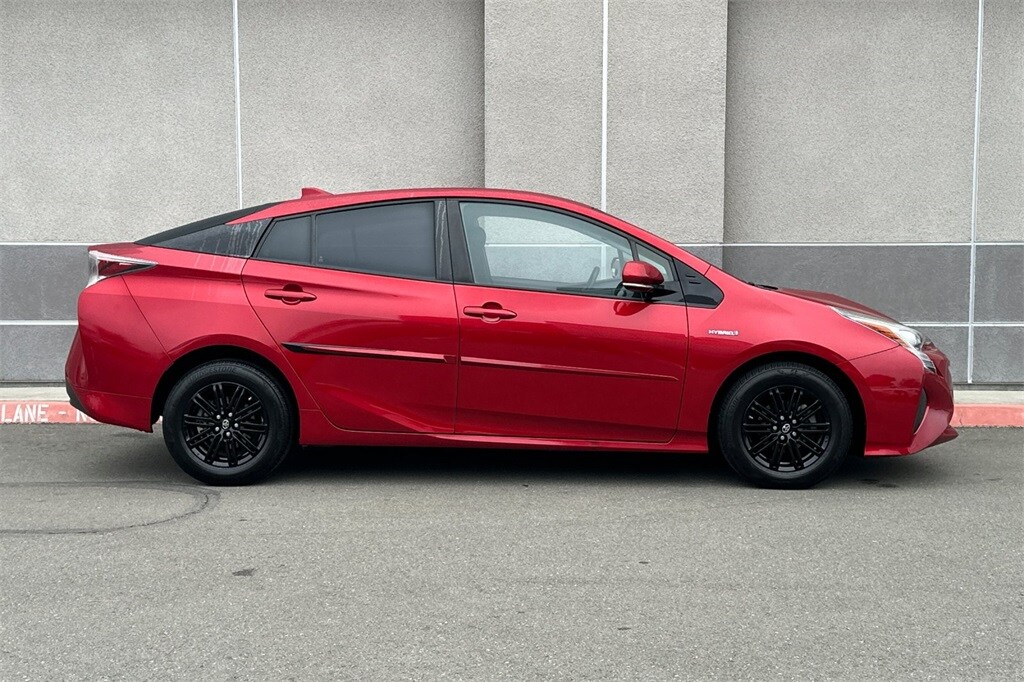 2016 Toyota Prius Four photo 3