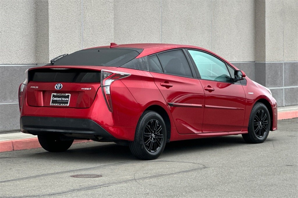 2016 Toyota Prius Four photo 4