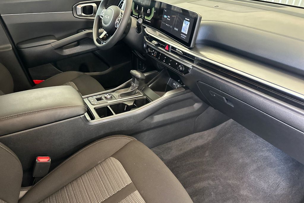 2025 Kia Sorento LX - Photo 17