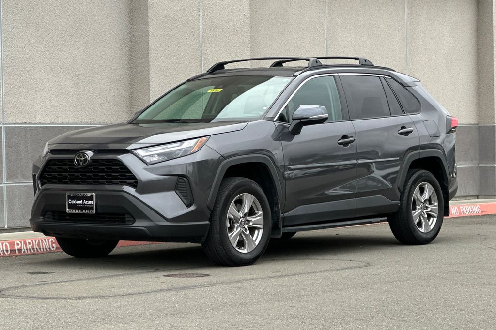 2023 Toyota RAV4 XLE photo 3