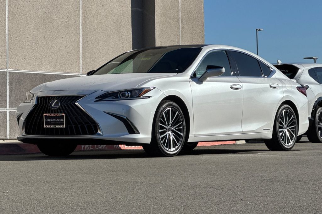 2022 LEXUS ES 300h photo 3