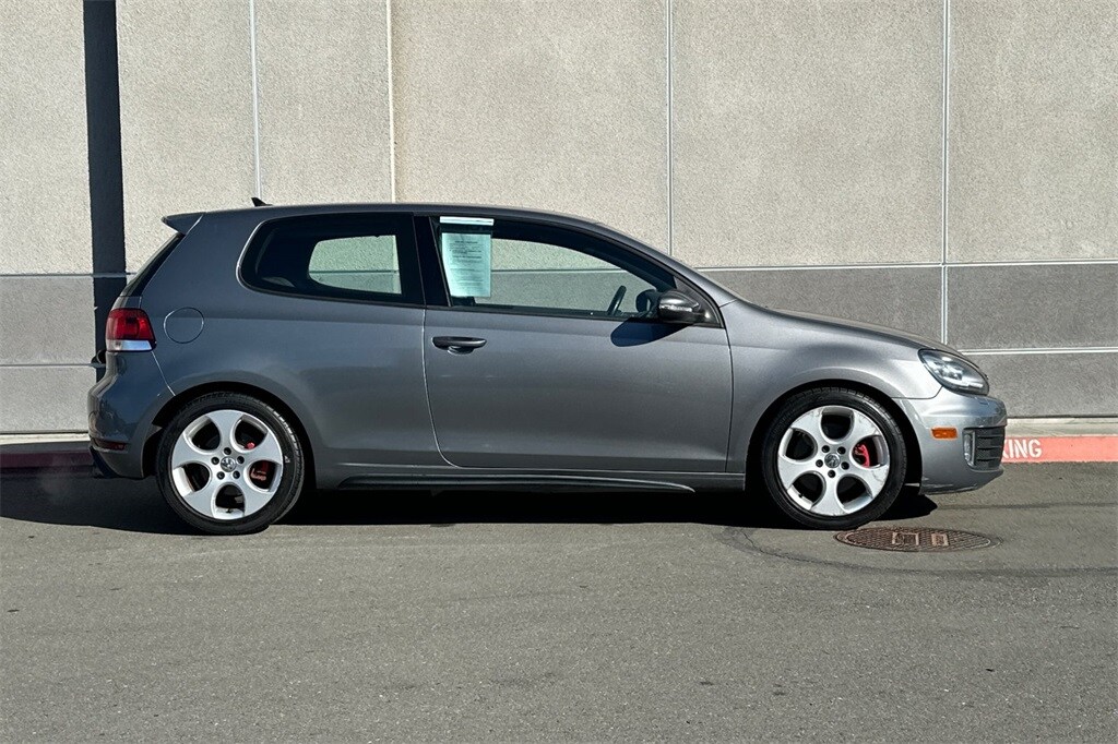 2010 Volkswagen Golf GTI Base photo 2