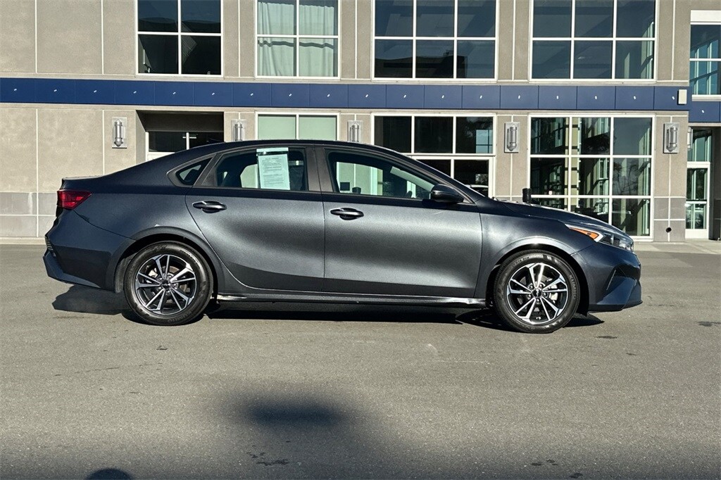 2023 Kia Forte LXS photo 3