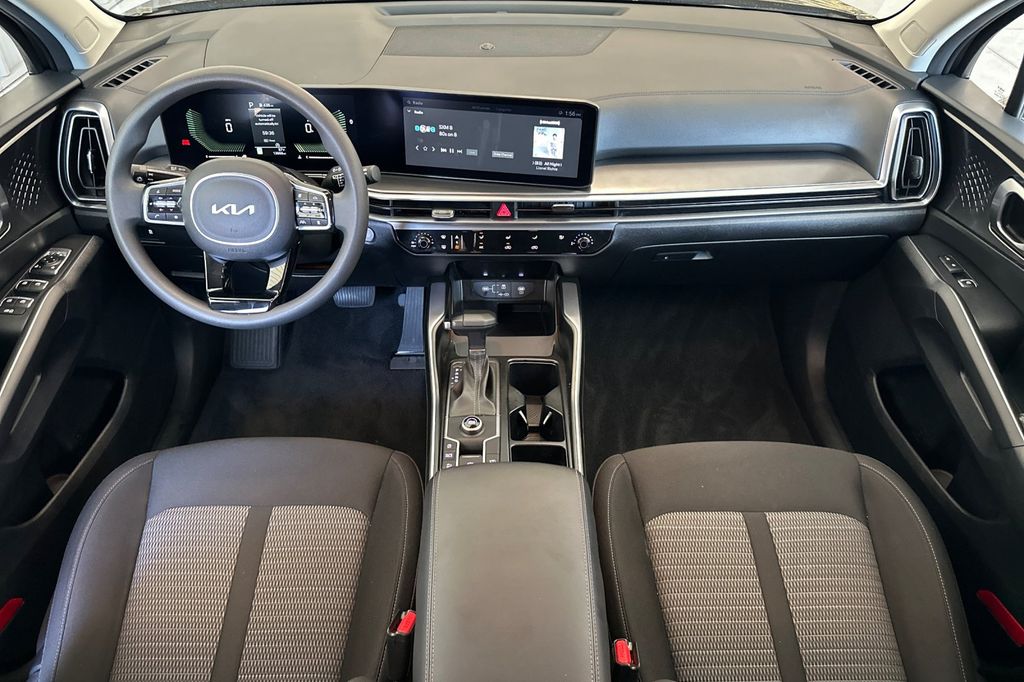 2025 Kia Sorento LX - Photo 13