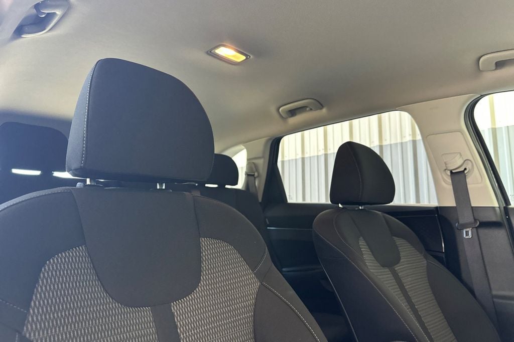 2025 Kia Sorento LX - Photo 18