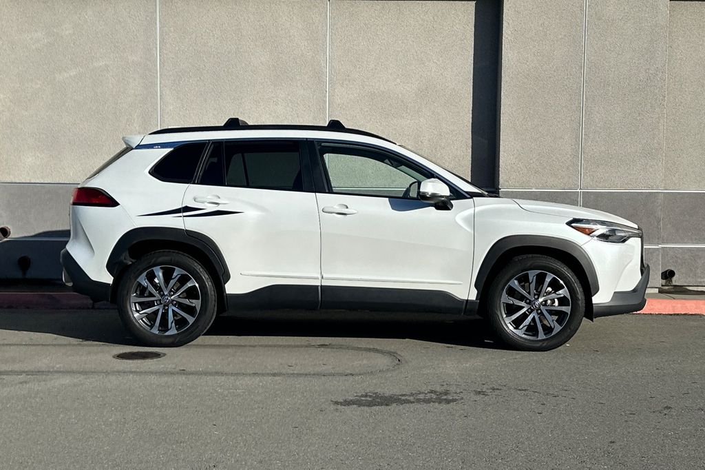 2023 Toyota Corolla Cross XLE photo 2