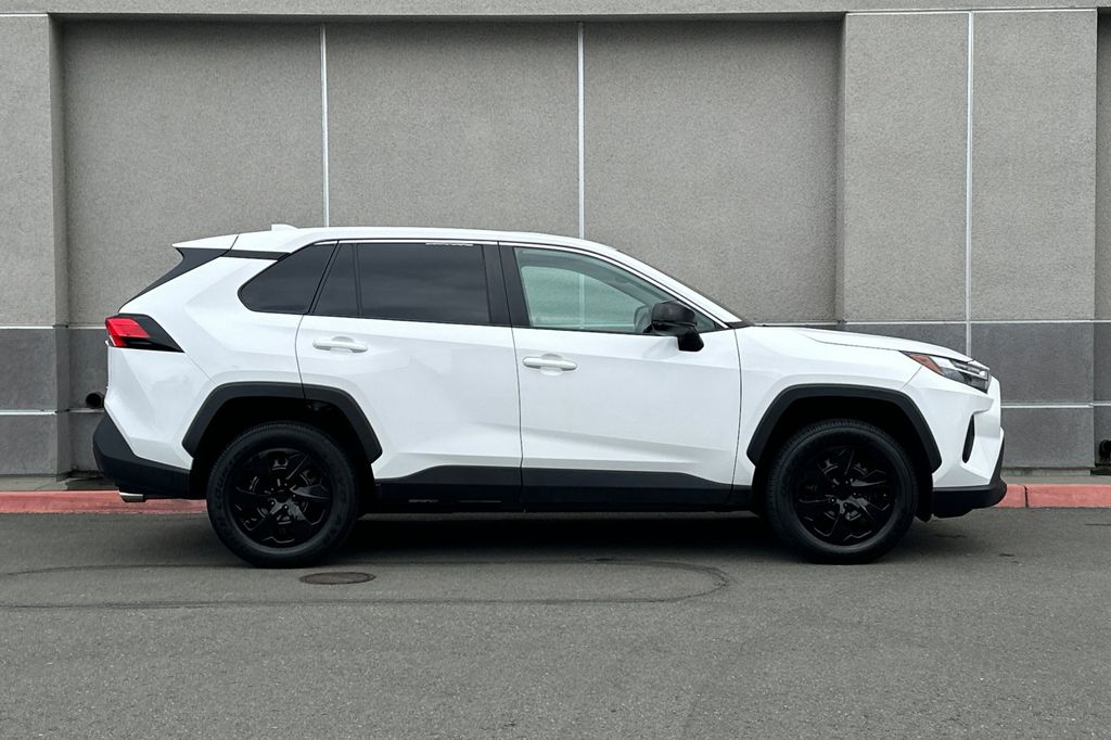 2023 Toyota RAV4 LE photo 2