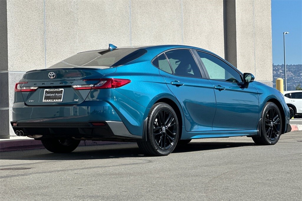 2025 Toyota Camry SE photo 4
