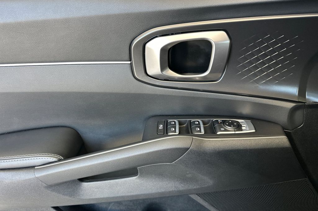 2025 Kia Sorento LX - Photo 11
