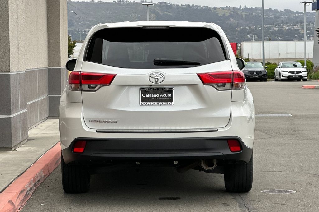 2019 Toyota Highlander LE photo 4